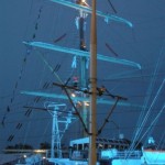 Załoga Daru i Prezydent Szczecina (pomarańczowy sztormiak) wchodzą na reje krojcmasztu. Przygotowują do postawienia żagle rejowe.